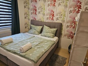 2 habitaciones, tabla de planchar con plancha, wifi y ropa de cama 