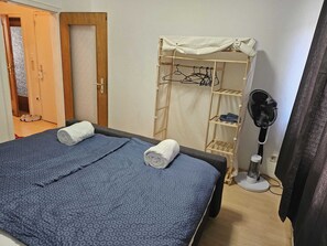 2 habitaciones, tabla de planchar con plancha, wifi y ropa de cama 