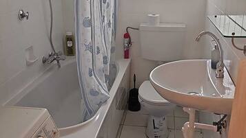 Haartrockner, Bidet, Handtücher, Seife