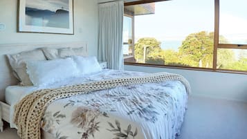 3 bedrooms, desk, iron/ironing board, travel cot