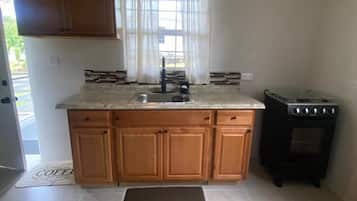 Apartamento conforto, vista para o jardim | Cozinha privada | Geladeira grande, fogão, cooktop, chaleira elétrica