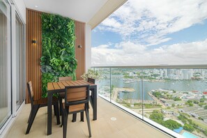 Outdoor dining - luxury apt,Waterfront ,wifi,pool at Cartagena H2 (Cartagena de Indias)