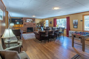 Games room - Spacious Family Friendly Cozy Cabin (South Fork)