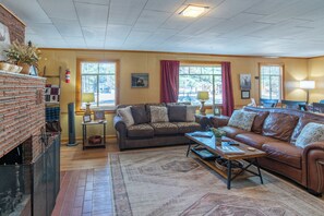 Smart TV, fireplace, table football, books - Spacious Family Friendly Cozy Cabin (South Fork)