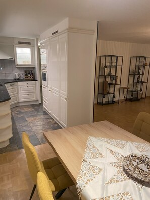 Dining - Up to 6 beds in the green but still in 20 min in the center of Basel (Ettingen)