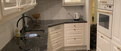 Refrigerador, microondas, horno y parrilla de estufa