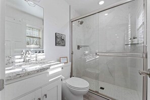 Dusche, Haartrockner, Handtücher