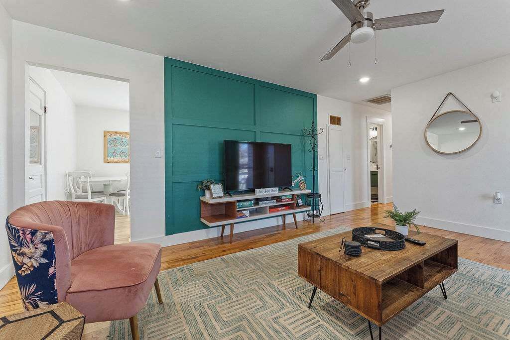 Télévision, jeux vidéo, espaces bureaux