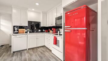 Een koelkast, een microgolfoven, een oven, een kookplaat