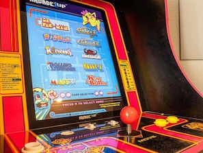 Ein Vintage-Spielautomat mit einer Spielauswahl.
