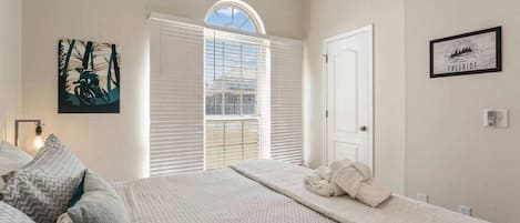 3 habitaciones, tabla de planchar con plancha, wifi y ropa de cama