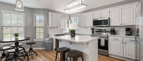 冷蔵庫、電子レンジ、オーブン、コンロ