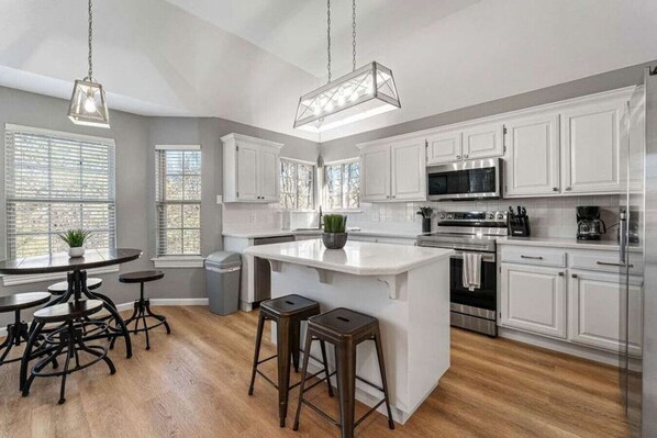 ثلاجة، ميكروويف، فرن، موقد طهي مسطح