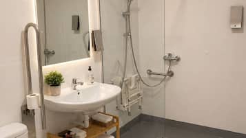 Quarto duplo básico, banheiro compartilhado | Banheiro | Chuveiro, secador de cabelo, sabonete, shampoo