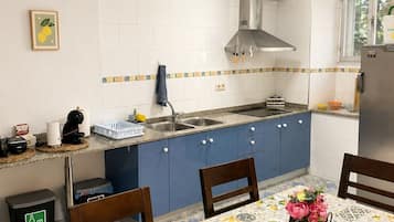 Fridge, microwave, stovetop, cookware/dishes/utensils