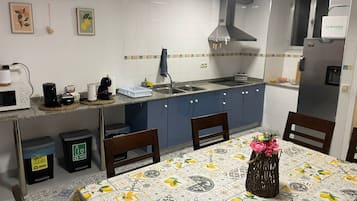 Kühlschrank, Mikrowelle, Herdplatte, Kochgeschirr/Geschirr/Besteck