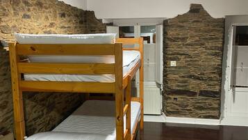 Phòng 2 giường đơn cơ bản, phòng tắm dùng chung | Truy cập Internet không dây miễn phí