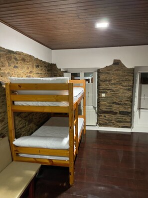 Quarto duplo básico, banheiro compartilhado | Wi-Fi de cortesia