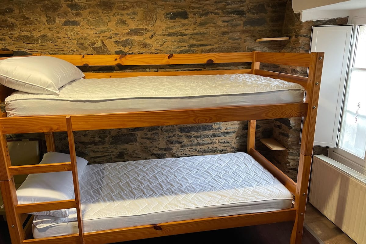 Dormitorio compartido básico, baño compartido | Wifi gratis