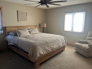 4 bedrooms, desk, iron/ironing board, WiFi - Spacious and cozy 4-bedroom house in rural Iowa with inground backyard pool. (Logan)