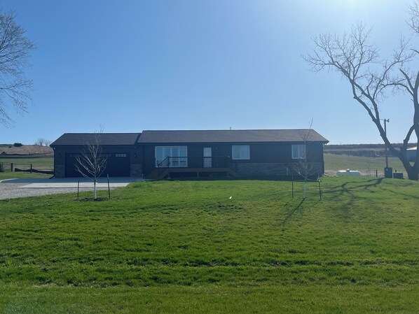 Exterior - Spacious and cozy 4-bedroom house in rural Iowa with inground backyard pool. (Logan)