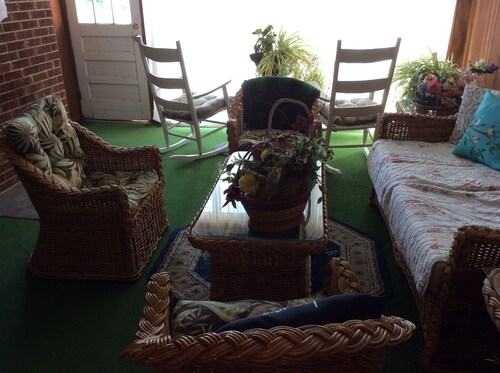 Charming 4-bedroom farmhouse with AC and WiFi in music-filled Galax, VA 