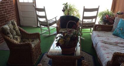 Charming 4-bedroom farmhouse with AC and WiFi in music-filled Galax, VA