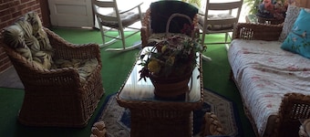 Charming 4-bedroom farmhouse with AC and WiFi in music-filled Galax, VA