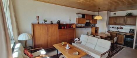 スマートテレビ、卓球台、ステレオ