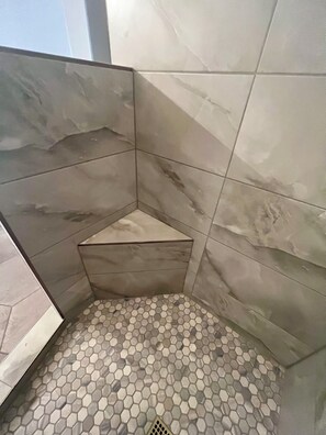 Sèche-cheveux, serviettes fournies, savon, papier toilette