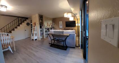 Cozy condo in Sparks, NV close to dining, shopping, and entertainment.