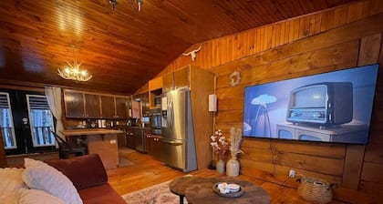 Private Cozy Cottage-Near Lake Dore, Bon Echo & Algonquin Park