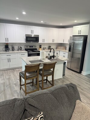 雪櫃、微波爐、焗爐、爐具