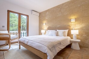 5 bedrooms, iron/ironing board, free WiFi, bed sheets