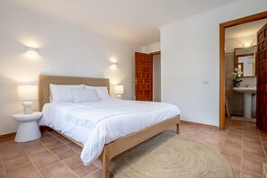 5 slaapkamers, een strijkplank/strijkijzer, gratis wifi, beddengoed