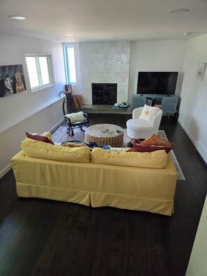 Smart TV, caminetto, stampante