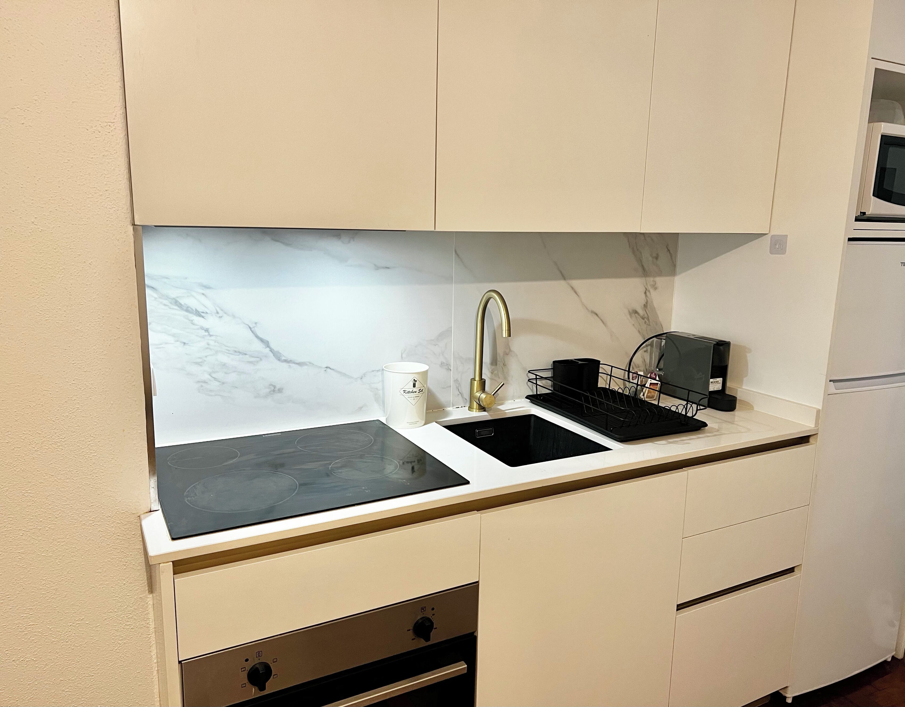 Een koelkast, een magnetron, een oven, een kookplaat