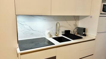 Een koelkast, een magnetron, een oven, een kookplaat