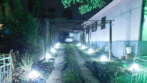 A pathway leading to a building with a car parked in the background. - Cozy house in the mountains (Centro Canela)