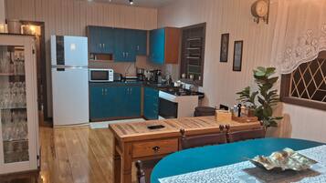 Een koelkast, een magnetron, een oven, een kookplaat