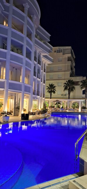 Pool - WOW DURRES apartment, sea and mountain view, 150m sea,balkon.Free parking. (Durrës)