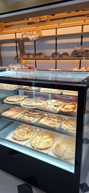 Dining - WOW DURRES apartment, sea and mountain view, 150m sea,balkon.Free parking. (Durrës)