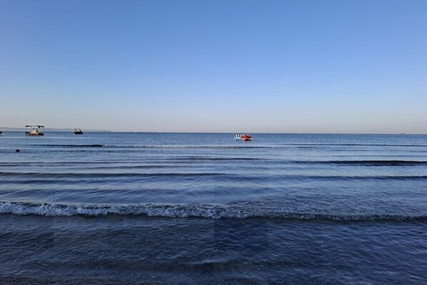 Chaises longues, serviettes de plage