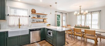 New Beach front 5bd in Sister Lakes w/ Hot tub