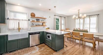 New Beach front 5bd in Sister Lakes w/ Hot tub