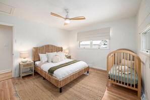 Travel cot, WiFi, bed sheets