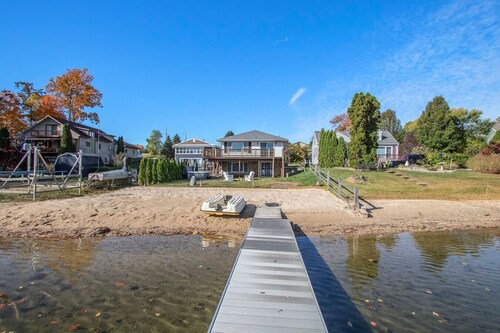 New Beach front 5bd in Sister Lakes w/ Hot tub