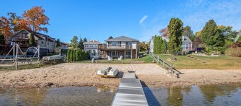 New Beach front 5bd in Sister Lakes w/ Hot tub