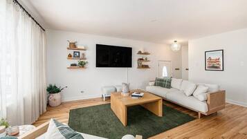 Télévision, table de tennis de table, chaîne hi-fi