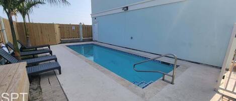 Een verwarmd zwembad